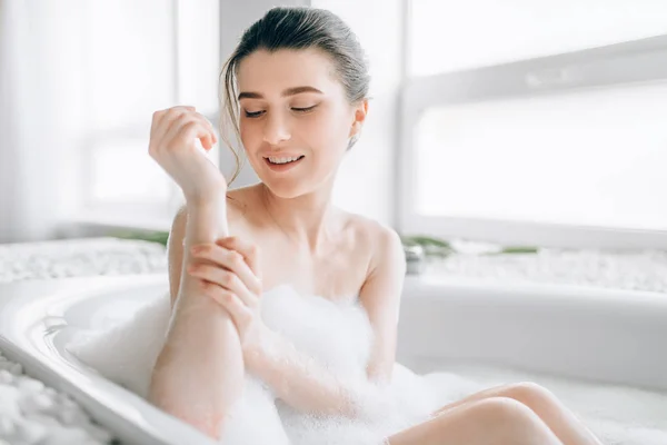 Jeune Femme Frottant Corps Avec Mousse Dans Baignoire Intérieur Salle — Photo