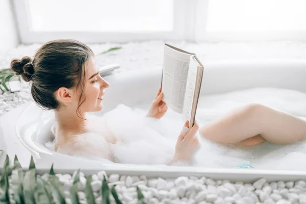 Vrouw Liggend Bad Met Schuim Lezen Boek Ontspanning Gezondheid Skincare — Stockfoto