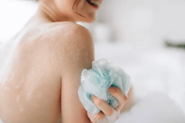 Mujer Joven Usando Esponja Baño Con Espuma Relajación Spa —  Fotos de Stock