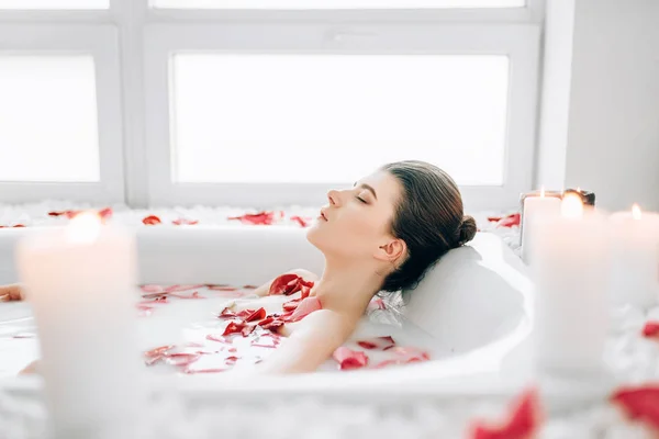 Giovane Donna Sdraiata Bagno Con Schiuma Petali Rosa Decorazioni Candele — Foto Stock