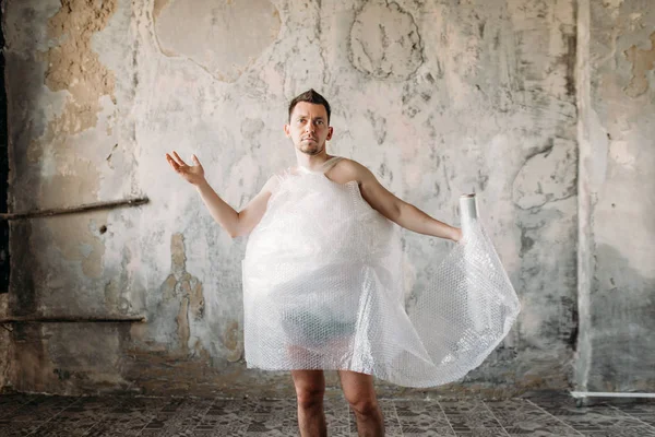 Γυμνή Φρικιό Άνδρας Τυλιγμένο Μεμβράνη Συσκευασίας Που Θέτουν Στο Εσωτερικό — Φωτογραφία Αρχείου