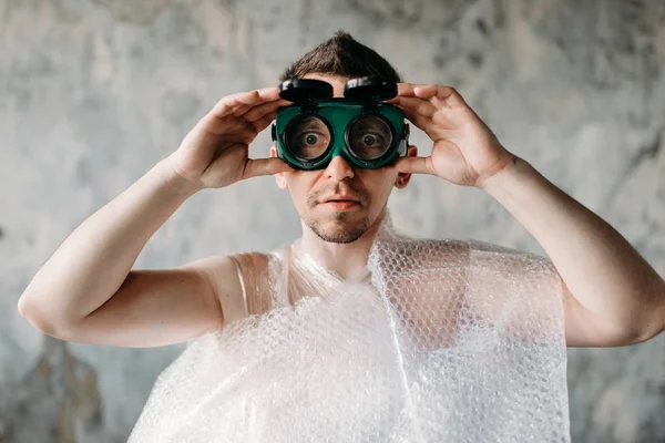 Komik Ucube Adam Ambalaj Yüzme Gözlükler Grunge Odası — Stok fotoğraf