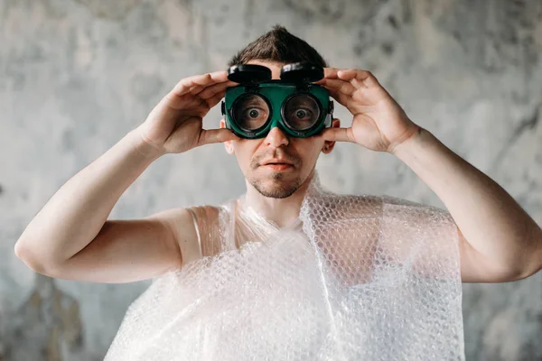 Grappige Freak Man Verpakkingsfolie Zwemmen Goggles Grunge Kamer Interieur — Stockfoto