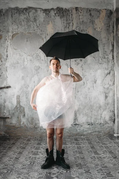 Freak Man Met Paraplu Grunge Kamer Interieur — Stockfoto