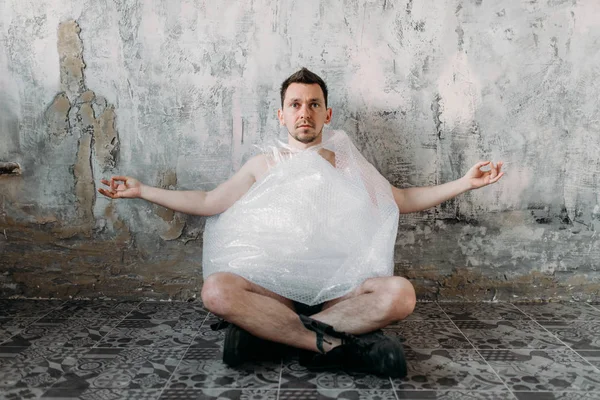 Divertente Uomo Freak Avvolto Film Imballaggio Seduto Posa Yoga Interno — Foto Stock