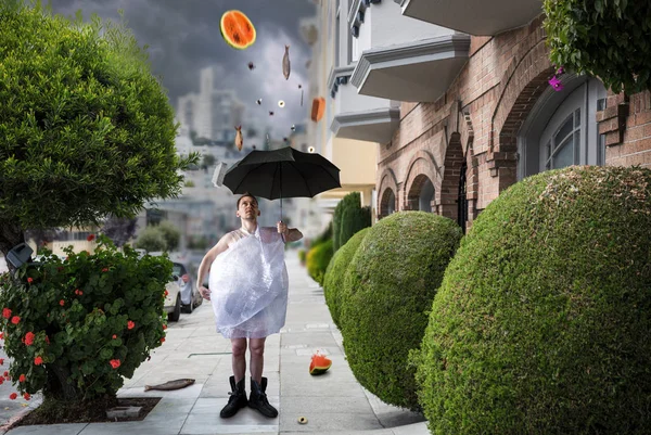 Homme Fou Enveloppé Dans Film Emballage Avec Parapluie Pluie Fantaisie — Photo