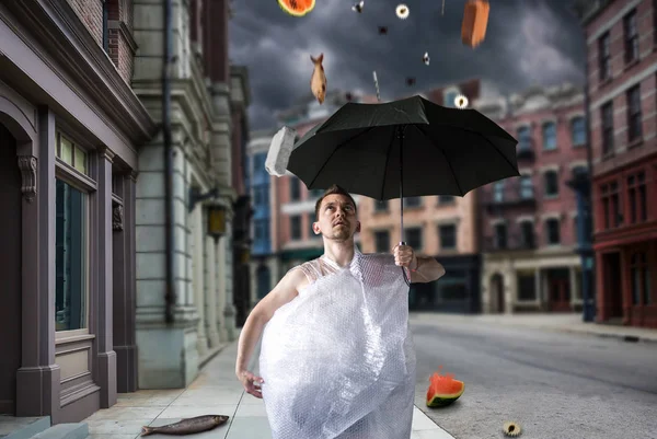 Krankzinnig Man Verpakt Verpakkingsfolie Met Paraplu Fantasie Regen — Stockfoto