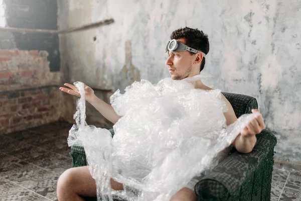 Drôle Monstre Homme Lunettes Natation Assis Sur Une Chaise Intérieur — Photo