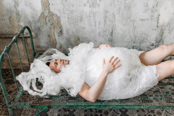 Grappige Freak Man Verpakkingsfolie Liggend Roestig Bed Grunge Kamer Interieur — Stockfoto