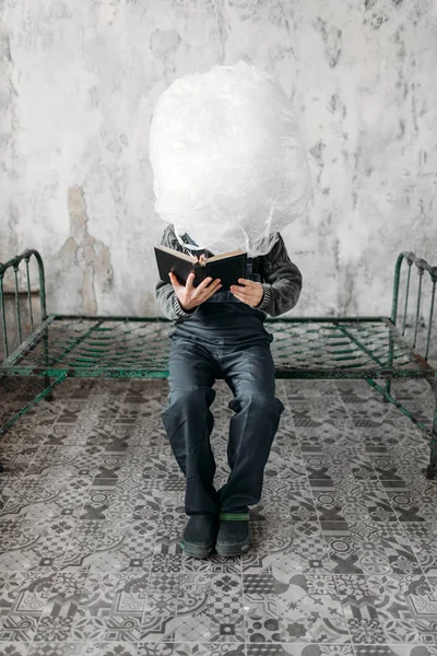 Engraçado Freak Homem Filme Embalagem Cabeça Sentado Cama Enferrujada Livro — Fotografia de Stock