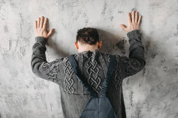 Paradas Autistas Frente Pared Síndrome Autismo Sala Grunge Interior Hombre —  Fotos de Stock