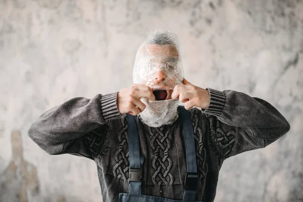 Drôle Homme Bizarre Dans Film Emballage Sur Tête Intérieur Salle — Photo