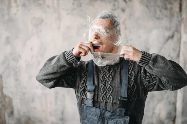 Αστείο Τέρας Άνθρωπος Στη Συσκευάζοντας Ταινία Στο Κεφάλι Grunge Εσωτερικό — Φωτογραφία Αρχείου