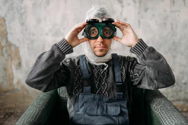 Divertido Freak Hombre Gafas Natación Grunge Habitación Interior — Foto de Stock