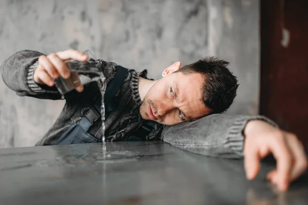 Hombre Autista Vierte Agua Del Vaso Sobre Mesa Solitario Casa — Foto de Stock