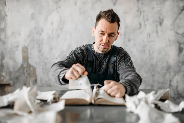 Uomo Pazzo Strappando Pagine Dal Libro Interni Della Casa Abbandonati — Foto Stock