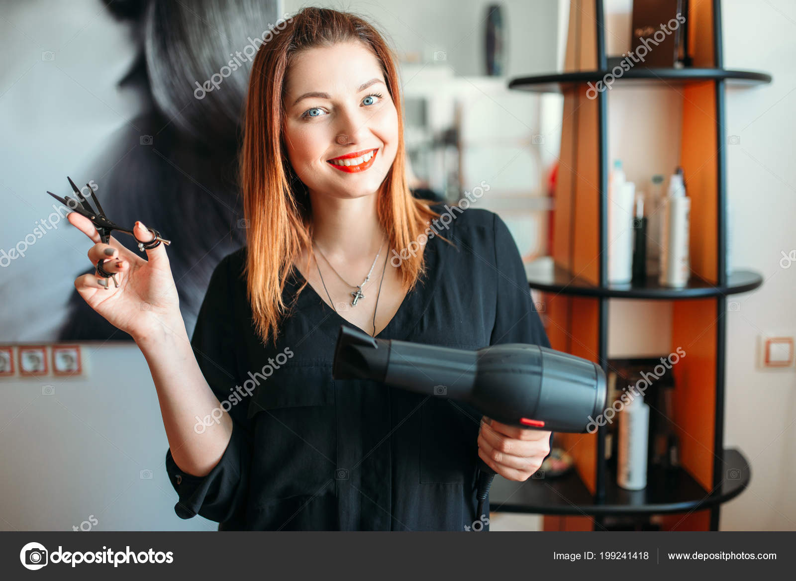 Secador de cabelo preto na mão de uma mulher em um fundo rosa