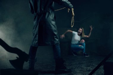 İp ile seri manyak kadın kurbanını boğmak hazırlar. Gece avcılık üzerinde deli kasap