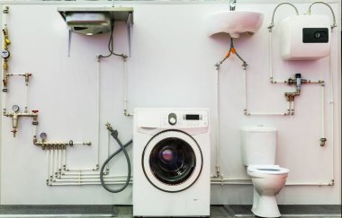 Banyo su sistemi, borular, vanalar. Boru hattı ve sıhhi tesisat donatımı, yüklü çamaşır makinesi, sergi örnek