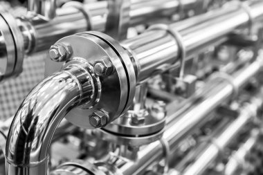 Çelik su boru hatları, metal parçaları, portre. Güvenilir sıhhi tesisat mühendislik teknolojisi