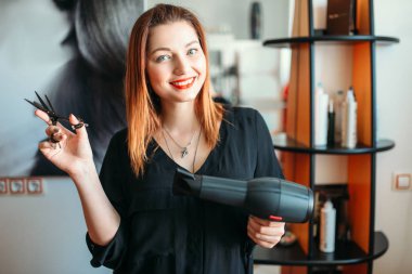 Bayan Kuaför makası ve saç kurutma makinesi elinde. Kuaför güzellik stüdyosu, stilist Kuaför Salon içinde
