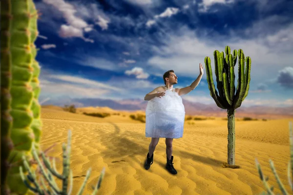 Φρικιό Άνδρας Τυλιγμένο Μεμβράνη Συσκευασίας Στην Έρημο — Φωτογραφία Αρχείου