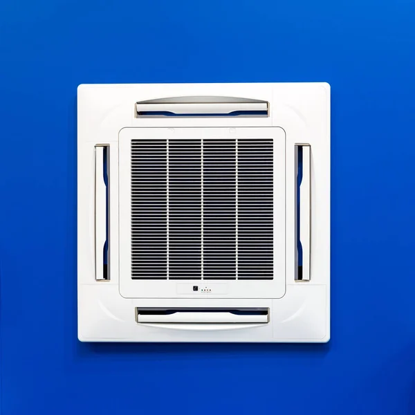 Condicionador Teto Sistema Divisão Instalado Fundo Azul Tecnologia Ventilação Condicionamento — Fotografia de Stock