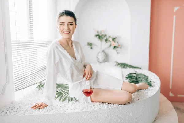 Joven Sentada Baño Con Una Copa Vino Tinto Cuarto Baño —  Fotos de Stock