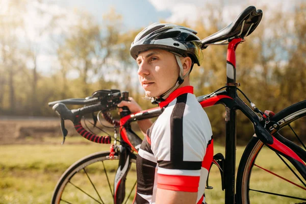 Radfahrer Helm Und Sportbekleidung Hält Das Rad Auf Der Schulter — Stockfoto