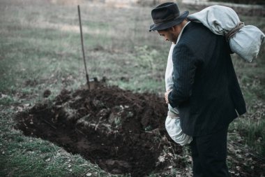 Manyak bir tuval mezar, seri katil kavramı, suç korku içine sarılı kanlı kurbanın cesedini atar