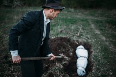 Manyak bir kürek ile kurban bir mezar, bir tuval, seri katil kavramı sarılı beden içine gömer