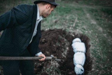 Manyak bir kürek ile bir tuval mezar, bir seri katil kavramı, suç korku içine sarılı kurban gömer