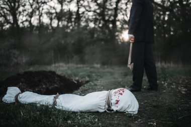 Manyak bir tuval, seri katil kavramı sarılı kurban beden karşı baltalı