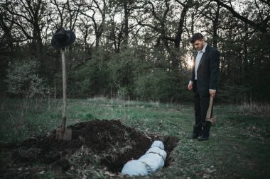 Manyak mezar ile sarılmış bir tuval, seri katil kavramı, gece suç korku, şiddet kurbanı karşı baltalı