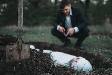 Manyak mezar, kanlı kurban sarılmış bir tuval, seri katil kavramı, gece suç korku, şiddete karşı