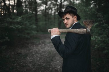 Seri katil gece ormanda, lanet olası manyak kavramı, çılgın canavar, suç ve şiddet baltalı