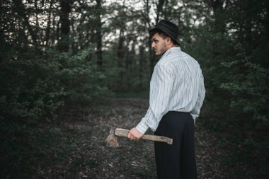 Seri katil gece ormanda, lanet olası manyak kavramı, çılgın canavar, suç ve şiddet baltalı