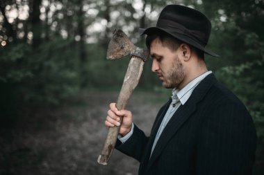 Seri katil gece ormanda, lanet olası manyak kavramı, çılgın canavar, suç ve şiddet baltalı