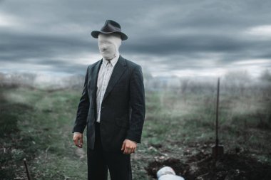 Seri katilin yüzü sarılı bandaj mezar karşı kurban, lanet olası manyak kavramı, çılgın canavar, suç ve şiddet ile