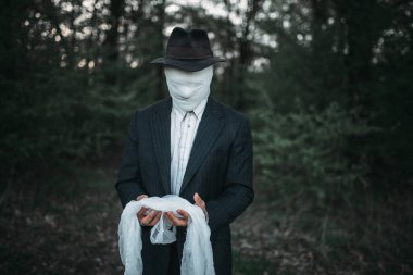 Yüzü sarılı bandaj, kanlı katil kavramı, çılgın katil, suç ve şiddet korku ile seri manyak