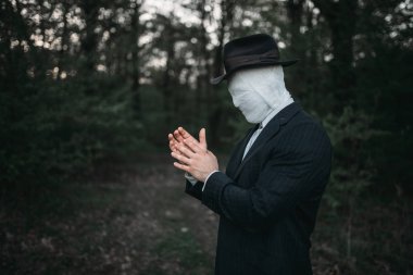 Yüzü sarılı bandaj, kanlı katil kavramı, çılgın katil, suç ve şiddet korku ile seri manyak