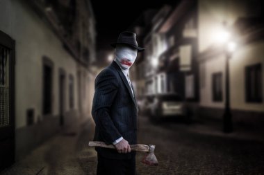 Seri manyak balta gece sokak ile yüzü sarılı bandaj, kanlı katil kavramı, çılgın katil, suç ve şiddet korku