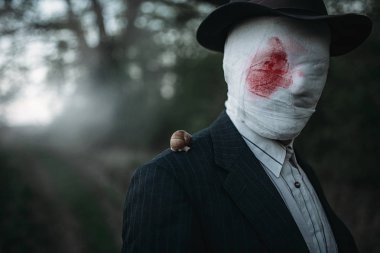 Ormanda, yüz balta ile seri manyak sarılı kanlı bandaj, kanlı katil kavramı, çılgın katil, suç ve şiddet korku