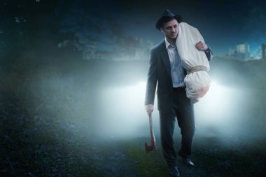 Baltalı Katil kurbanın cesedinin sarılı bir tuval gece orman, seri manyak kavramı içine taşır