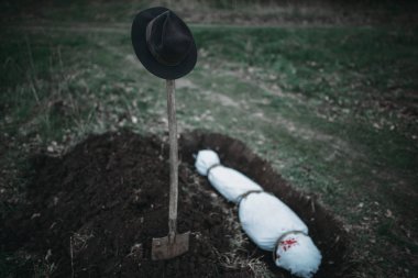 Manyak kurban sarılmış bir tuval, seri katil kavramı, gece suç korku, şiddet with Grave