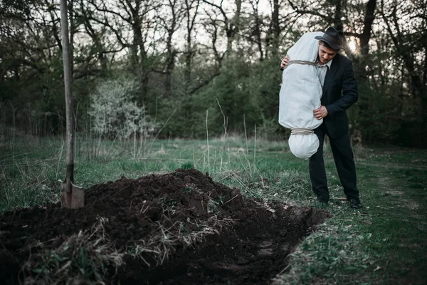 Moordenaar Gooit Van Bebloede Slachtoffer Lichaam Gewikkeld Een Doek Het — Stockfoto