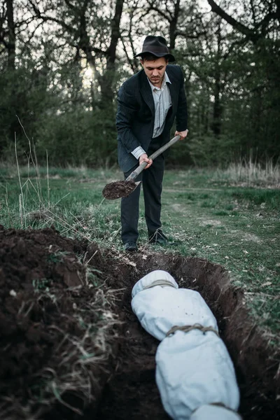 Manyak Bir Kürek Ile Kurban Bir Mezar Bir Tuval Seri — Stok fotoğraf