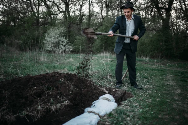 Manyak bir kürek ile kurban bir mezar, bir tuval, seri katil kavramı sarılı beden içine gömer
