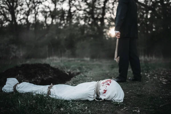 Manyak bir tuval, seri katil kavramı sarılı kurban beden karşı baltalı