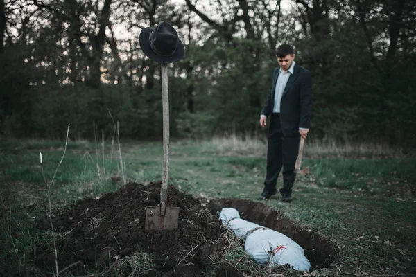 Manyak mezar ile sarılmış bir tuval, seri katil kavramı, gece suç korku, şiddet kurbanı karşı baltalı